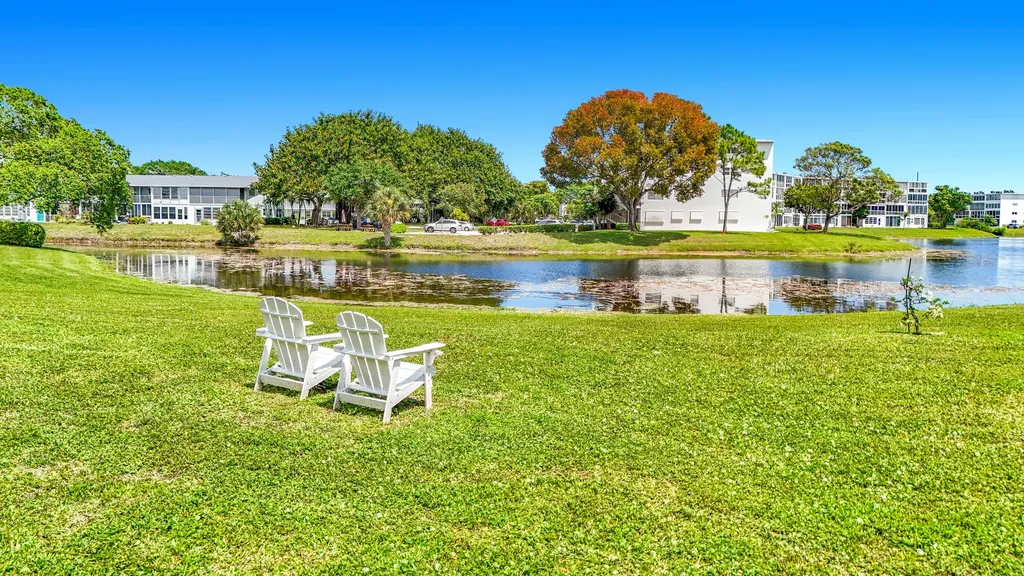 2114 Oakridge V Deerfield Beach FL 33442