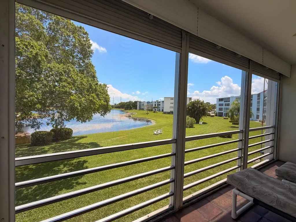 2114 Oakridge V Deerfield Beach FL 33442