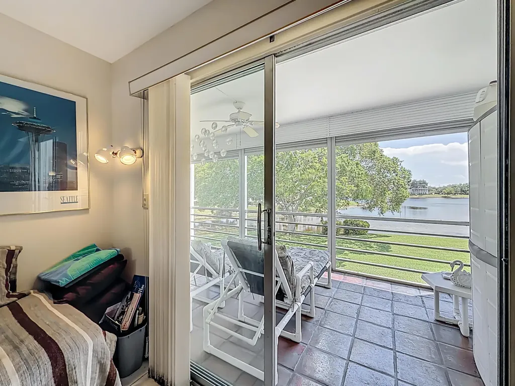 2114 Oakridge V Deerfield Beach FL 33442