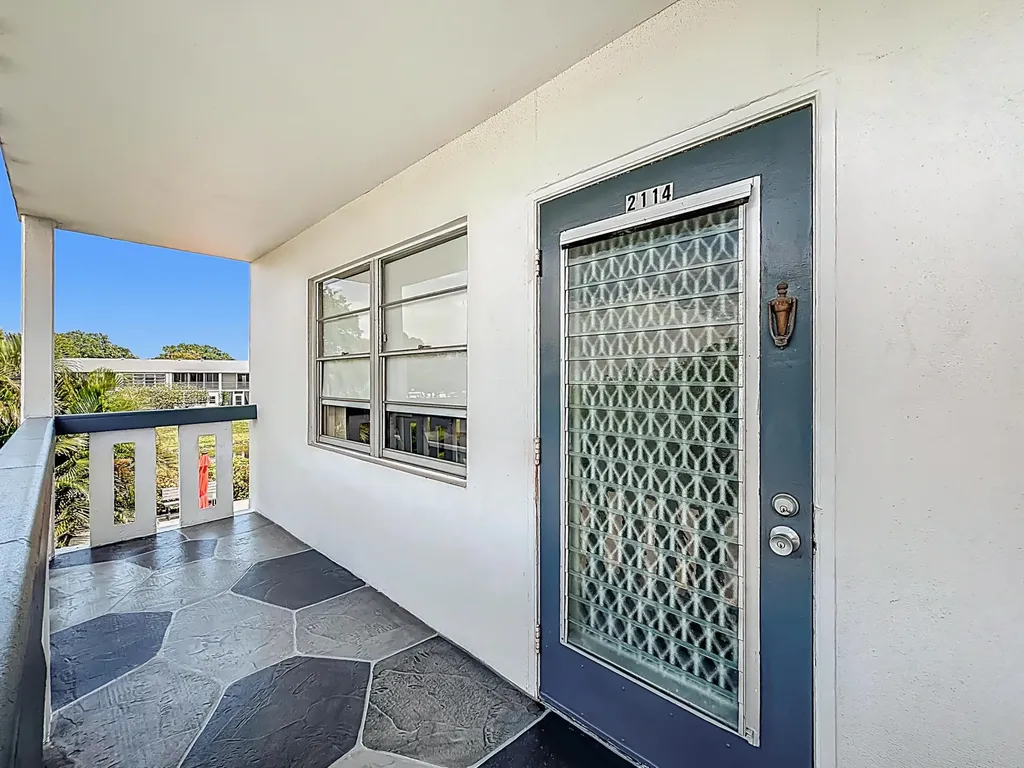 2114 Oakridge V Deerfield Beach FL 33442