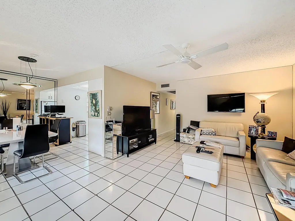2114 Oakridge V Deerfield Beach FL 33442