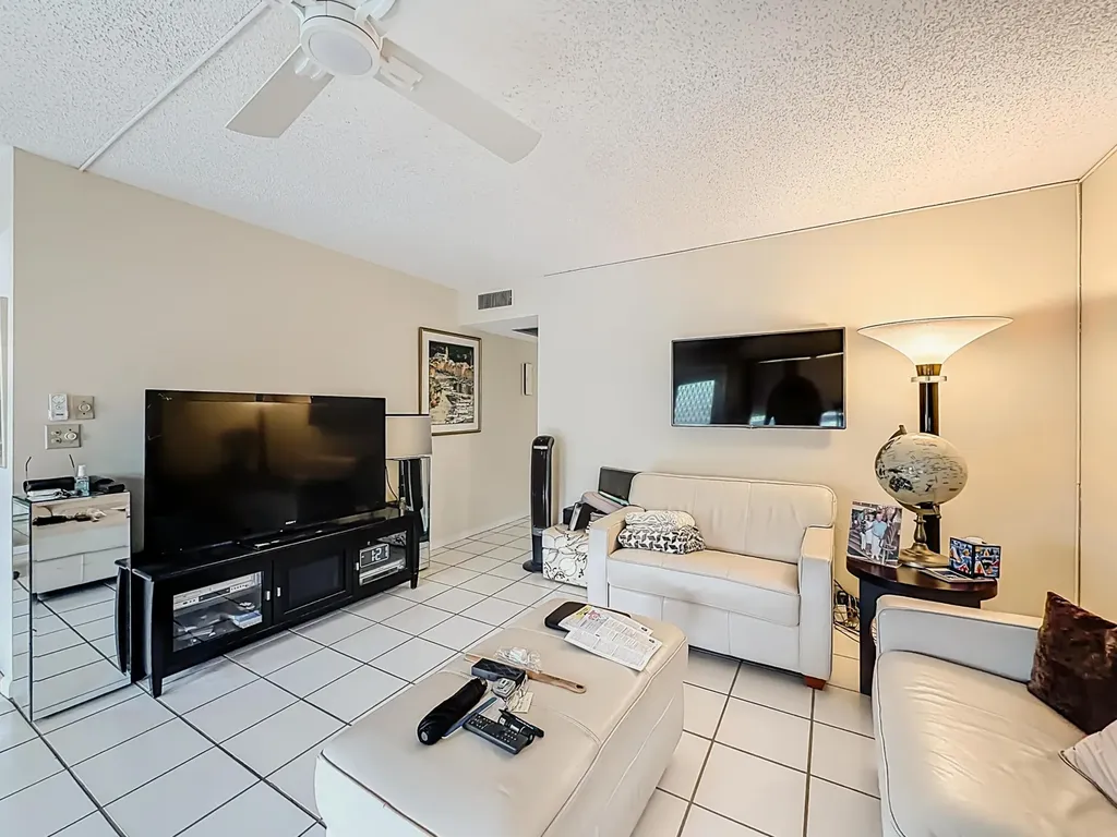 2114 Oakridge V Deerfield Beach FL 33442