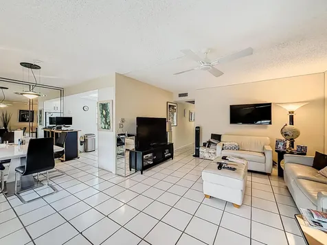 2114 Oakridge V Deerfield Beach FL 33442