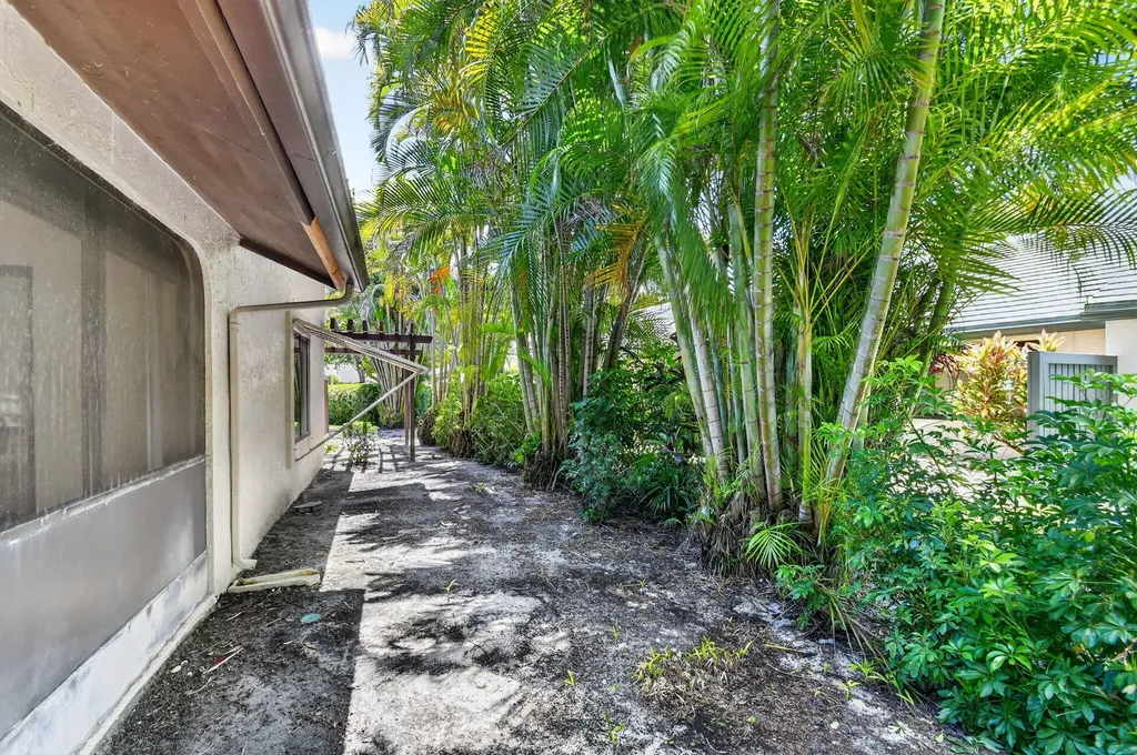 5155 Pine Drive Boynton Beach FL 33437