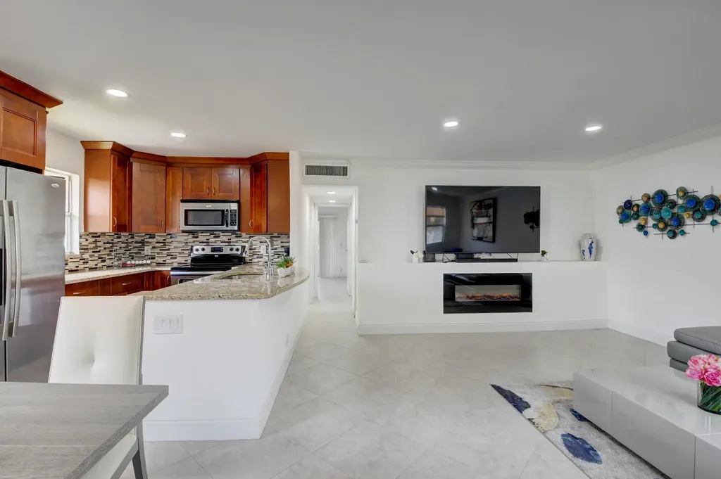 468 Saxony Way Delray Beach FL 33446