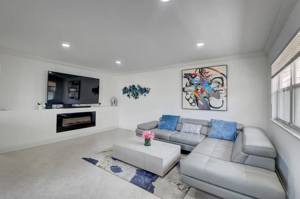 468 Saxony Way Delray Beach FL 33446