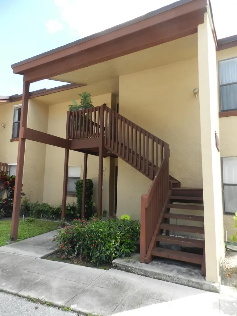 1110 E Lakeview Drive Drive E Royal Palm Beach FL 33411