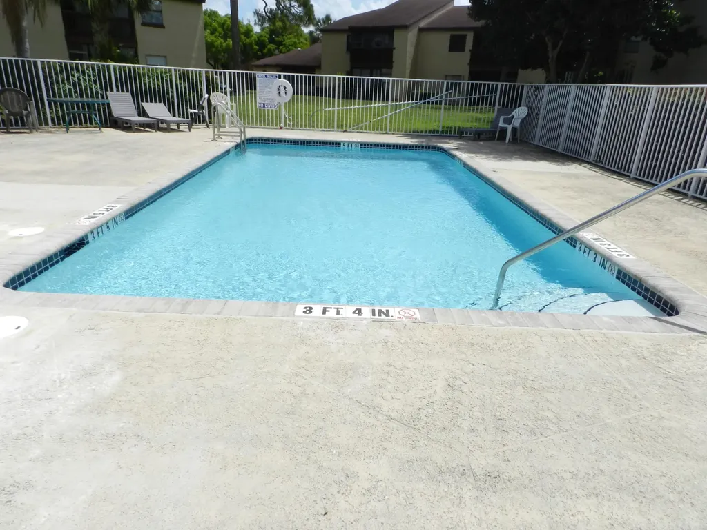 1110 E Lakeview Drive Drive E Royal Palm Beach FL 33411