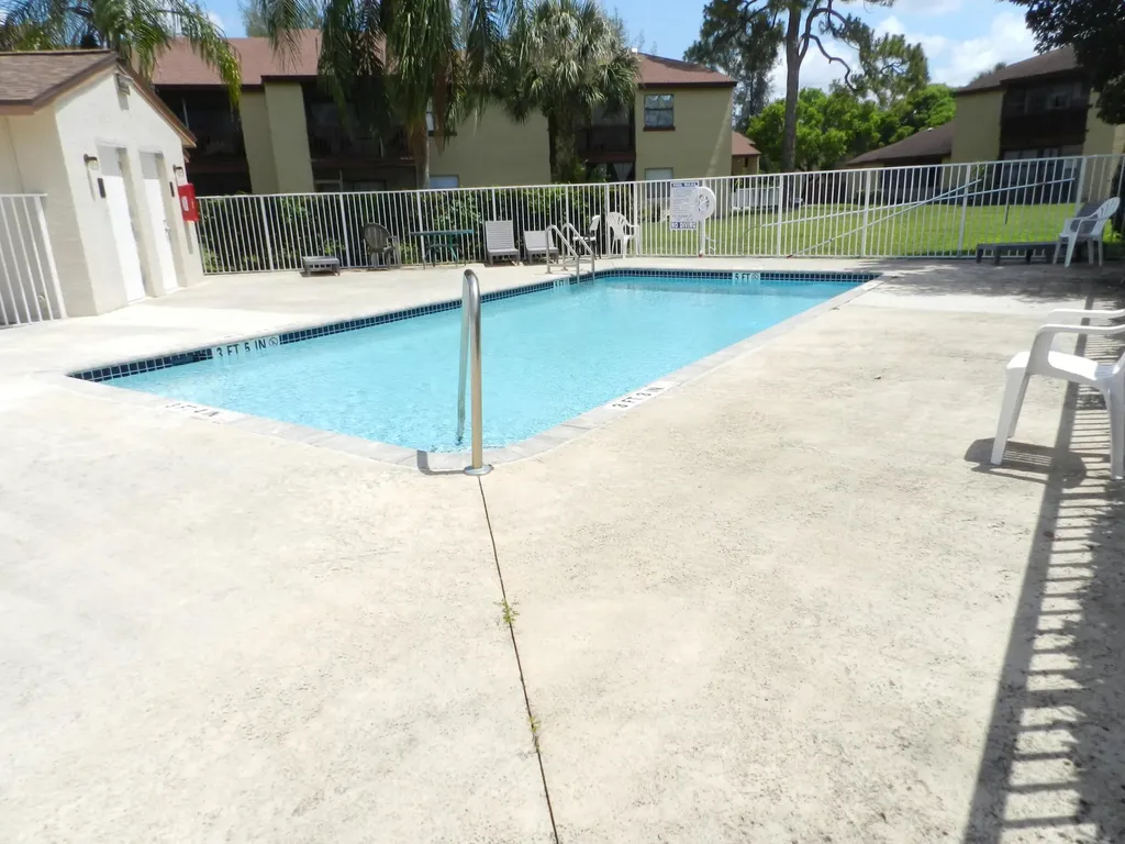 1110 E Lakeview Drive Drive E Royal Palm Beach FL 33411