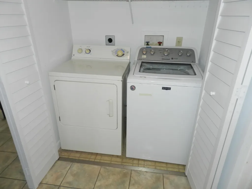 1110 E Lakeview Drive Drive E Royal Palm Beach FL 33411