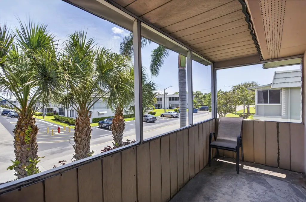 82 Flanders B Delray Beach FL 33484