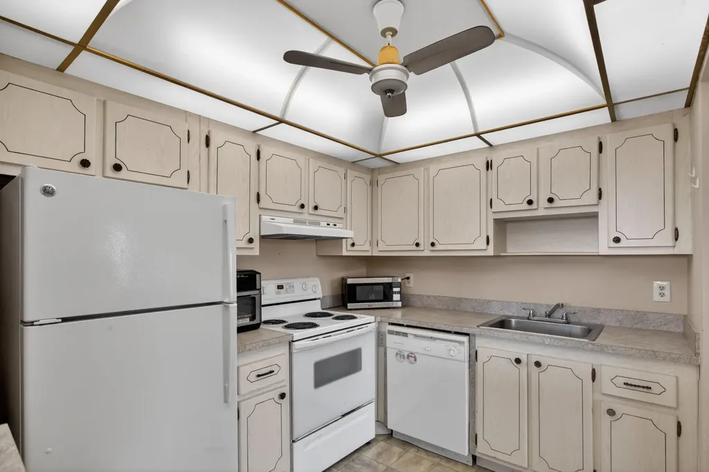 82 Flanders B Delray Beach FL 33484