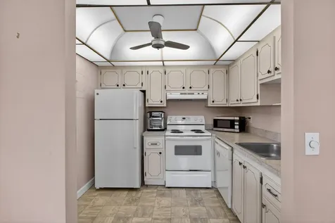 82 Flanders B Delray Beach FL 33484