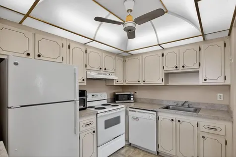 82 Flanders B Delray Beach FL 33484