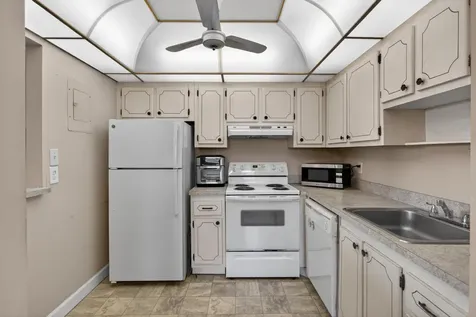 82 Flanders B Delray Beach FL 33484