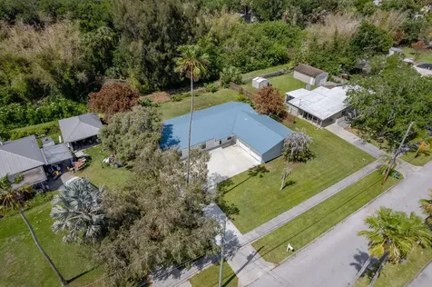 320 Chamberlain Boulevard Fort Pierce FL 34946