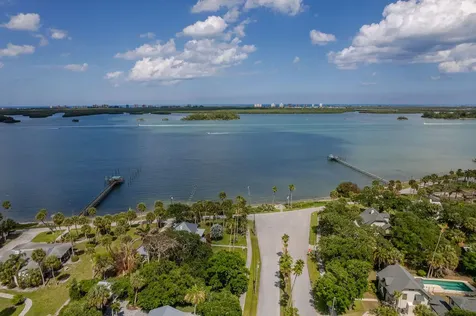 320 Chamberlain Boulevard Fort Pierce FL 34946