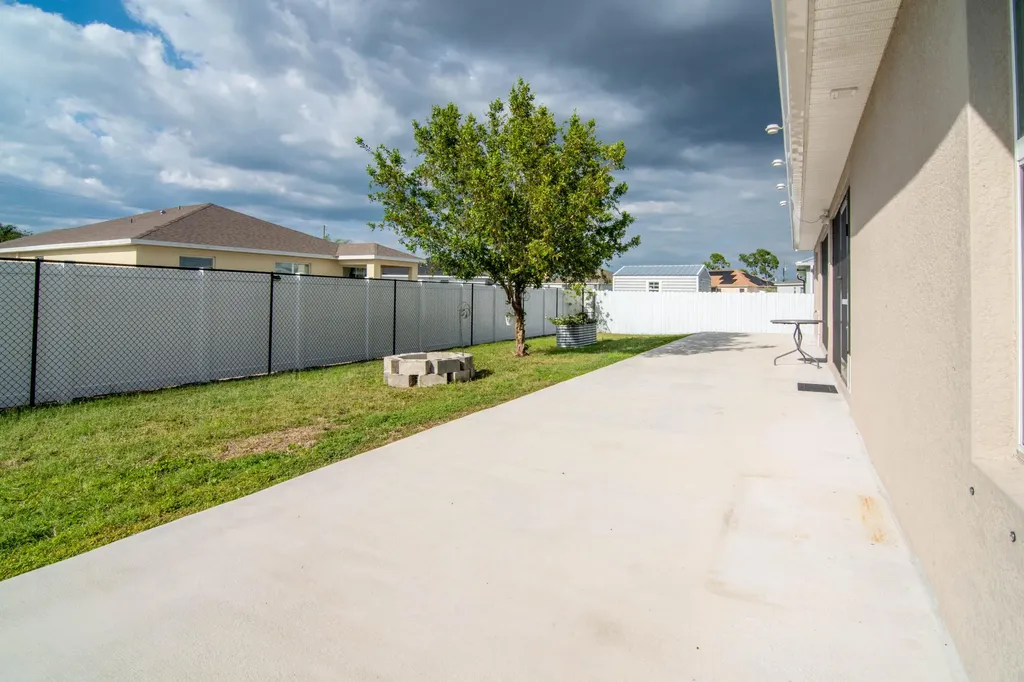1513 NE 43rd Terrace Cape Coral FL 33909