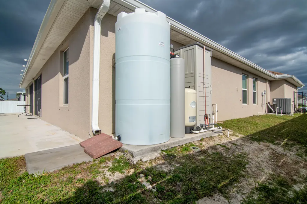 1513 NE 43rd Terrace Cape Coral FL 33909