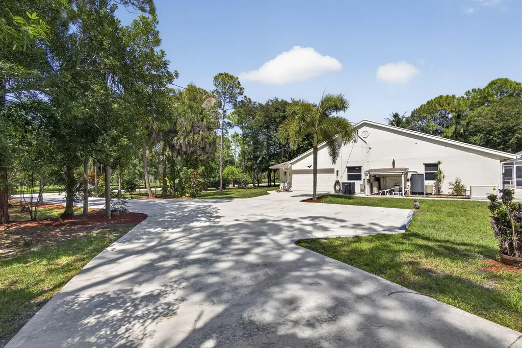 15590 N 77th Place N The Acreage FL 33470