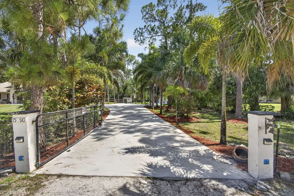 15590 N 77th Place N The Acreage FL 33470