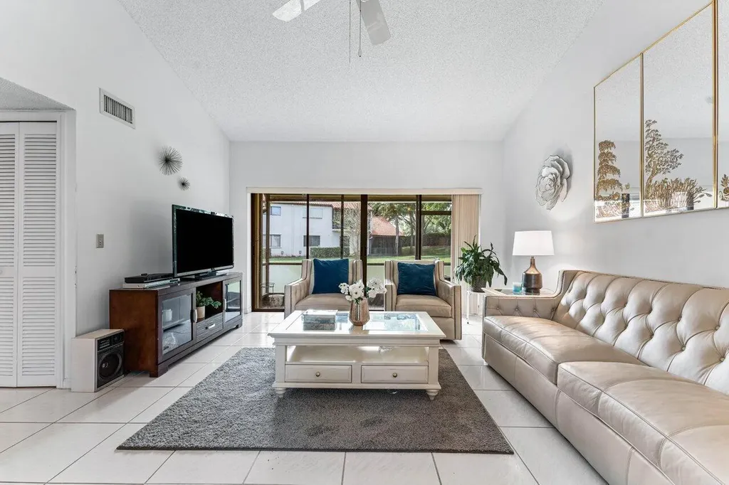 10 Via De Casas Sur Boynton Beach FL 33426