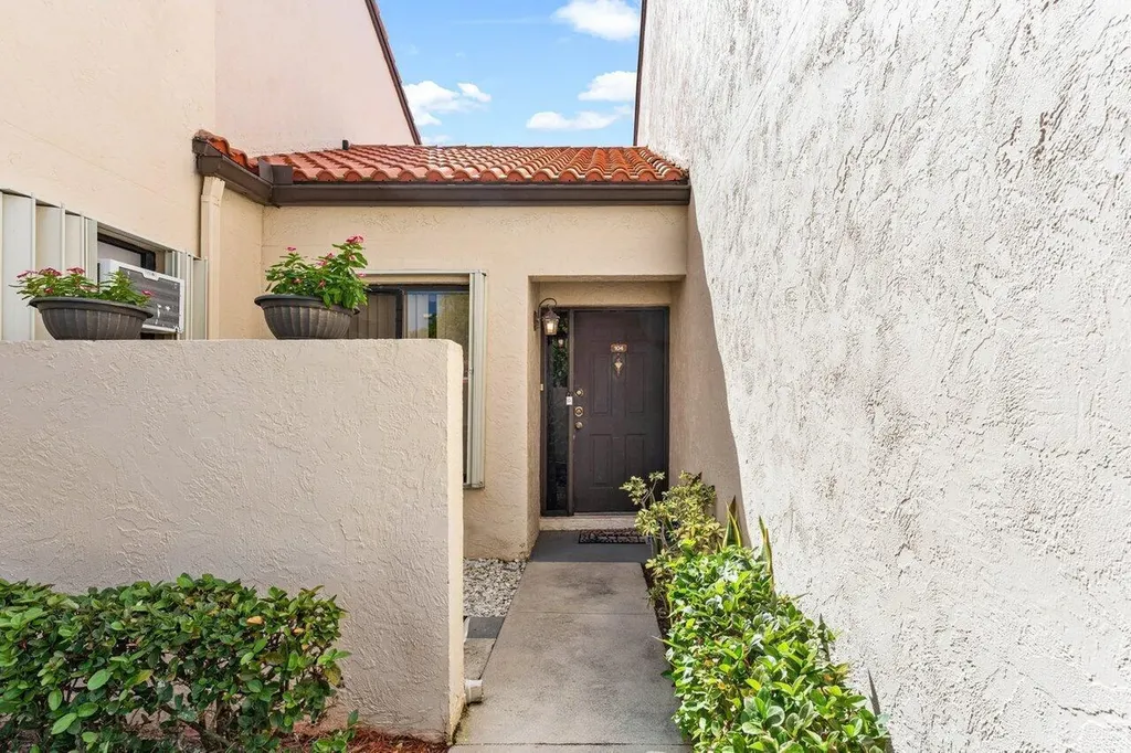 10 Via De Casas Sur Boynton Beach FL 33426