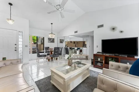 10 Via De Casas Sur Boynton Beach FL 33426