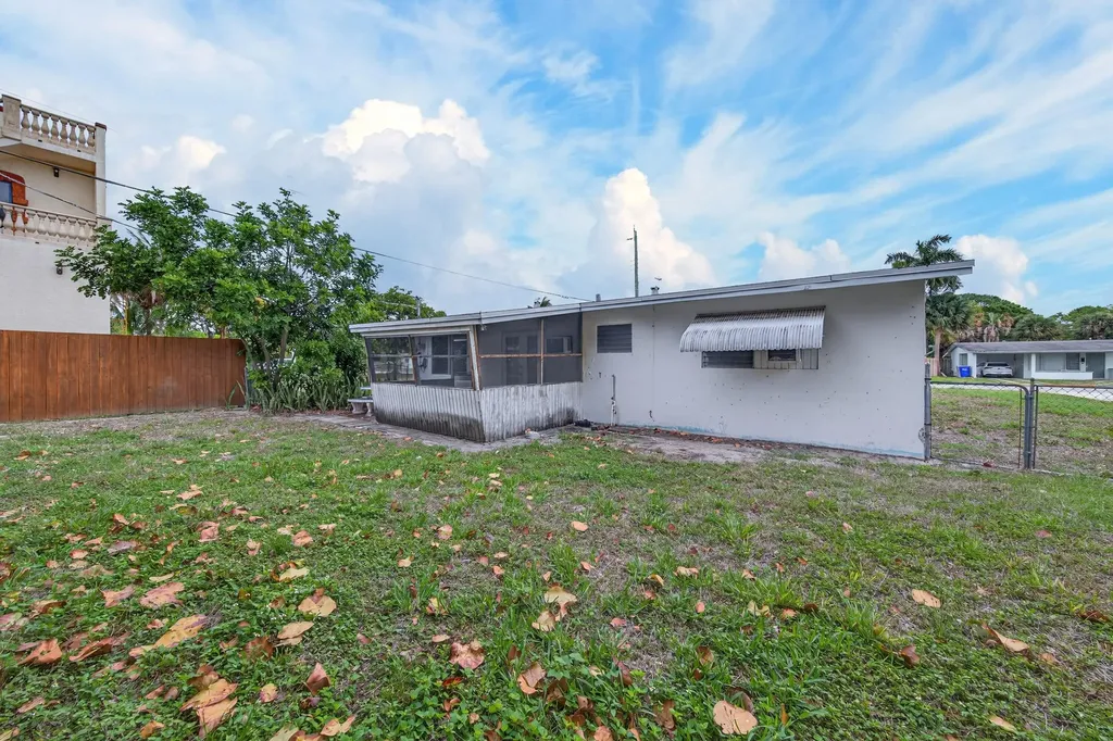 27 NE 17th Avenue Pompano Beach FL 33060