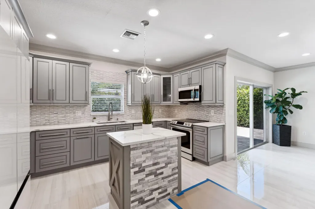 522 Lucky Lane Delray Beach FL 33444