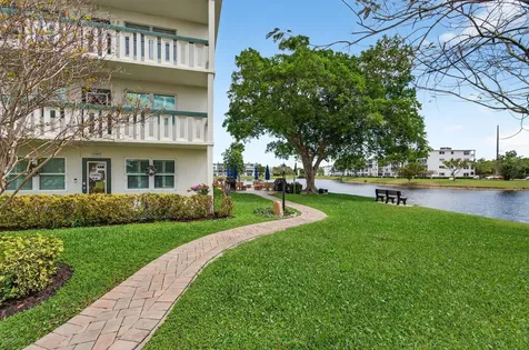 3084 Oakridge U Deerfield Beach FL 33442