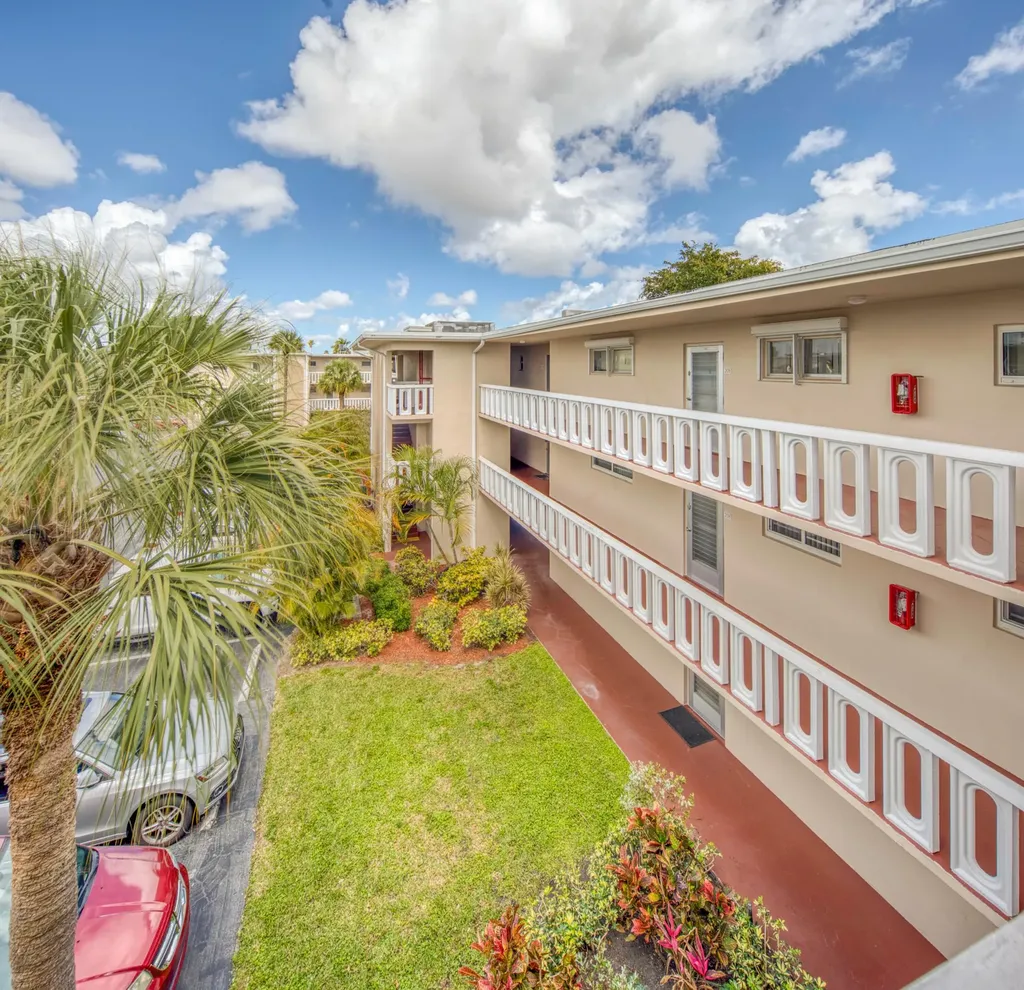 2566 Garden Drive S Lake Worth Beach FL 33461