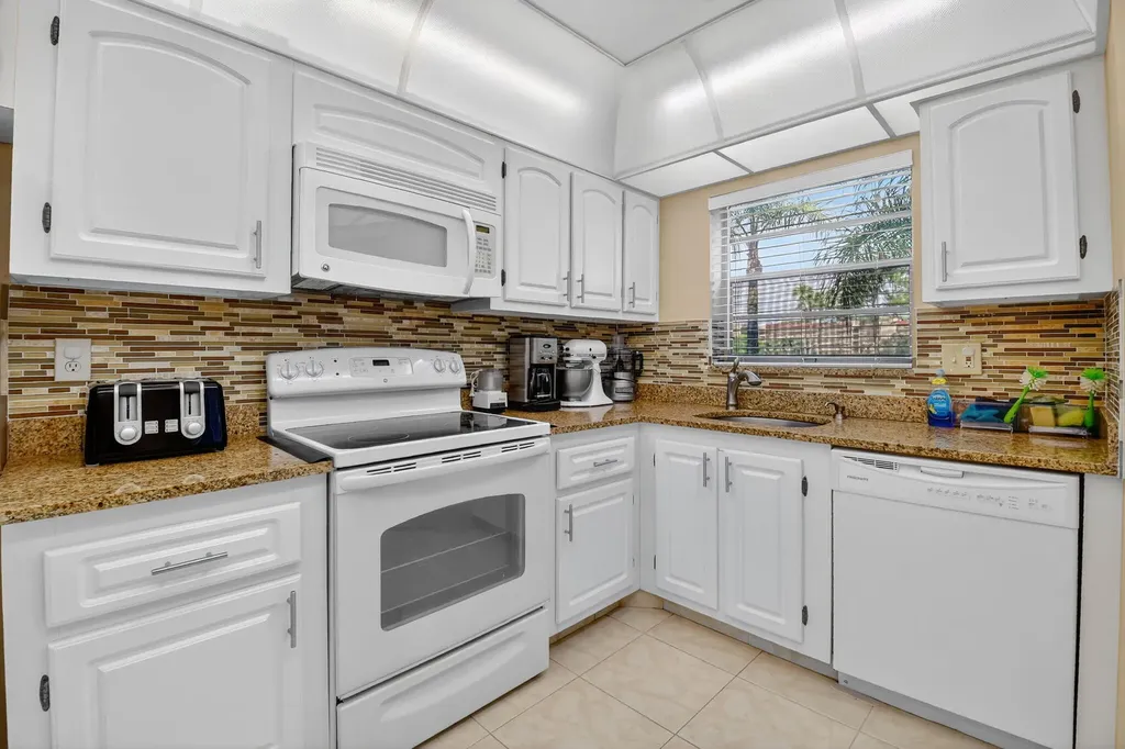 3810 Via Poinciana Lake Worth FL 33467