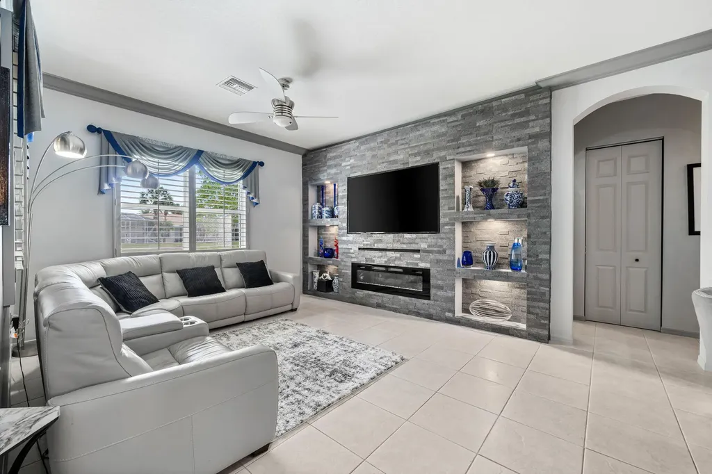261 SW Lake Forest Way Port St Lucie FL 34986