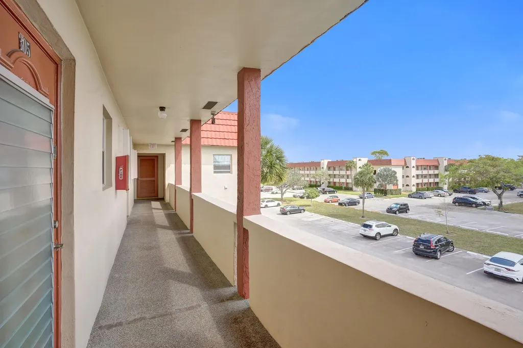 2901 E Sunrise Lakes Drive E Sunrise FL 33322