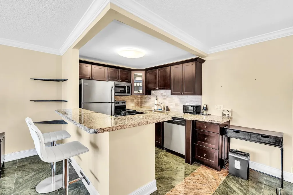 2123 Cambridge F Deerfield Beach FL 33442