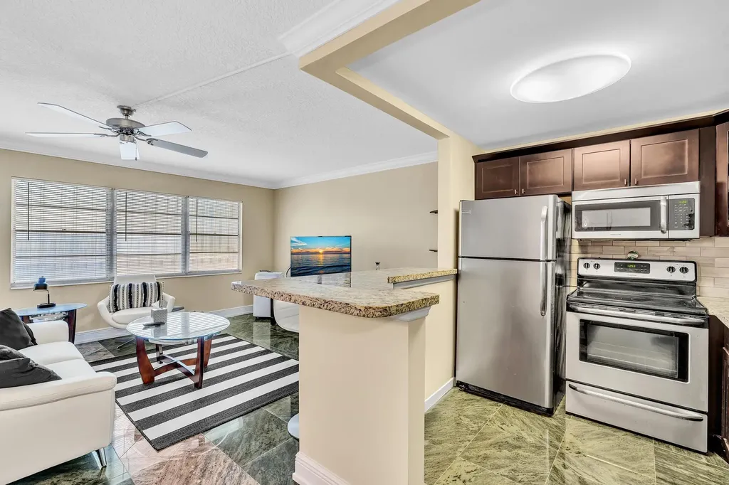 2123 Cambridge F Deerfield Beach FL 33442
