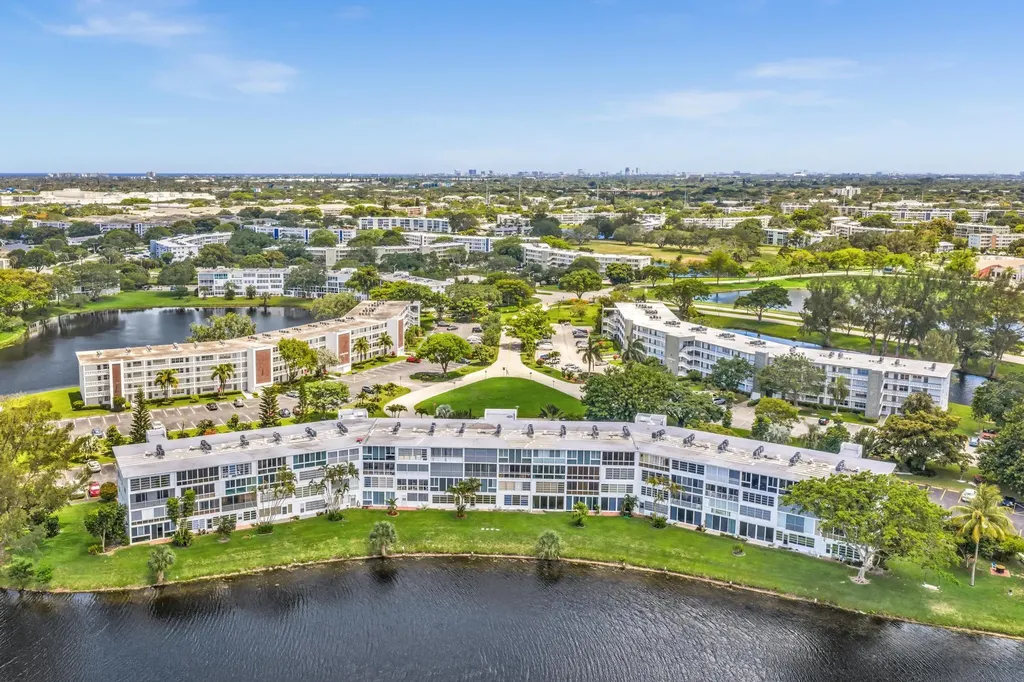 2123 Cambridge F Deerfield Beach FL 33442