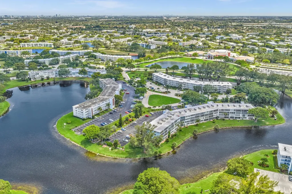 2123 Cambridge F Deerfield Beach FL 33442