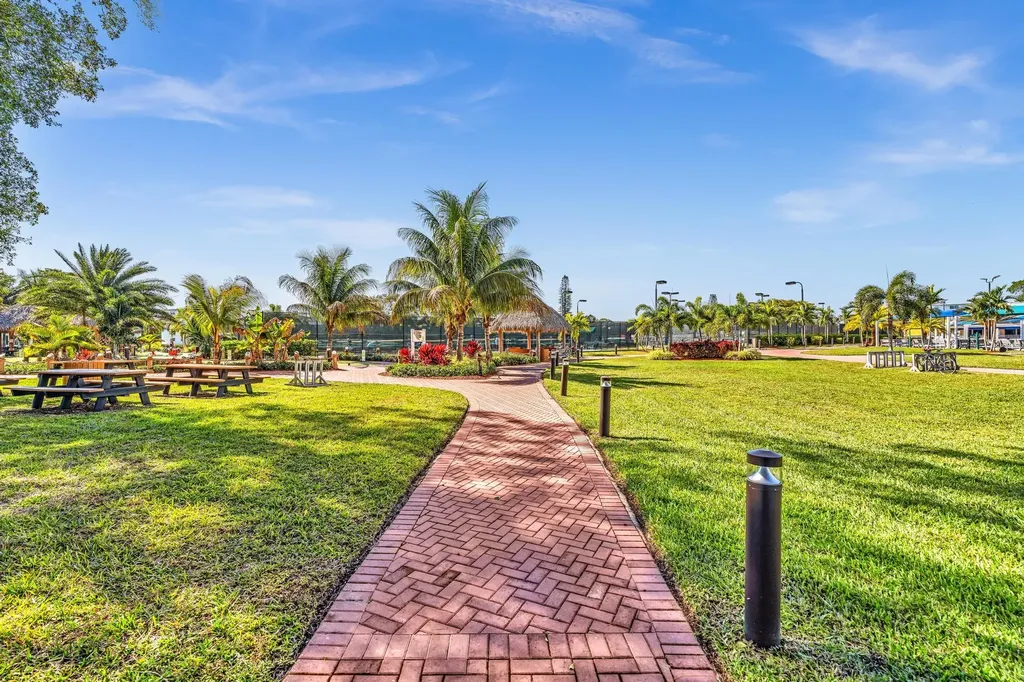 2123 Cambridge F Deerfield Beach FL 33442