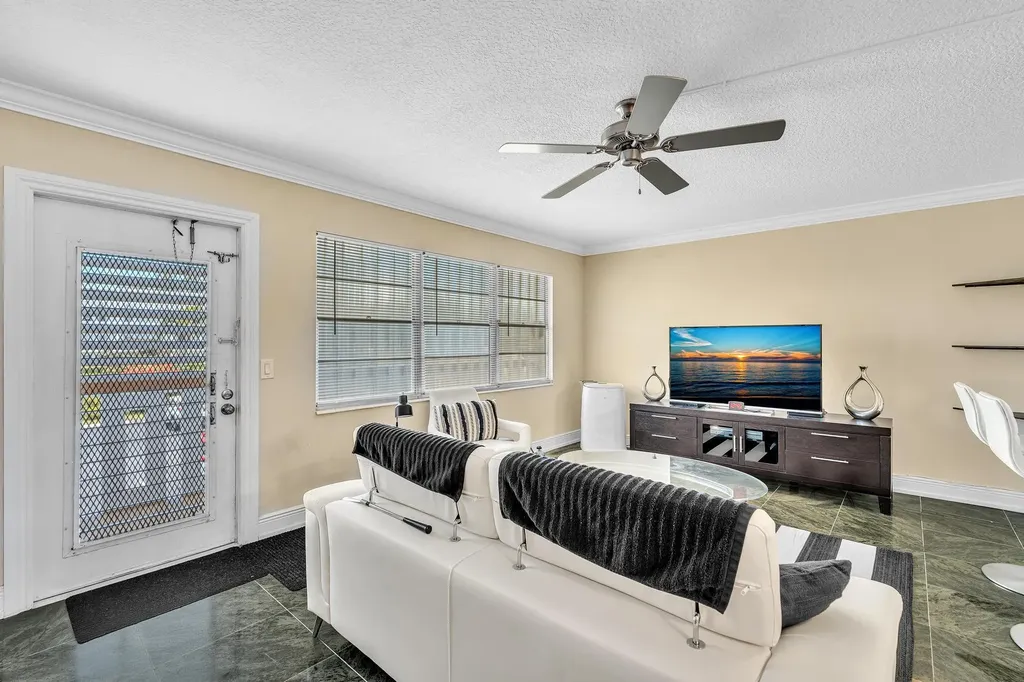 2123 Cambridge F Deerfield Beach FL 33442