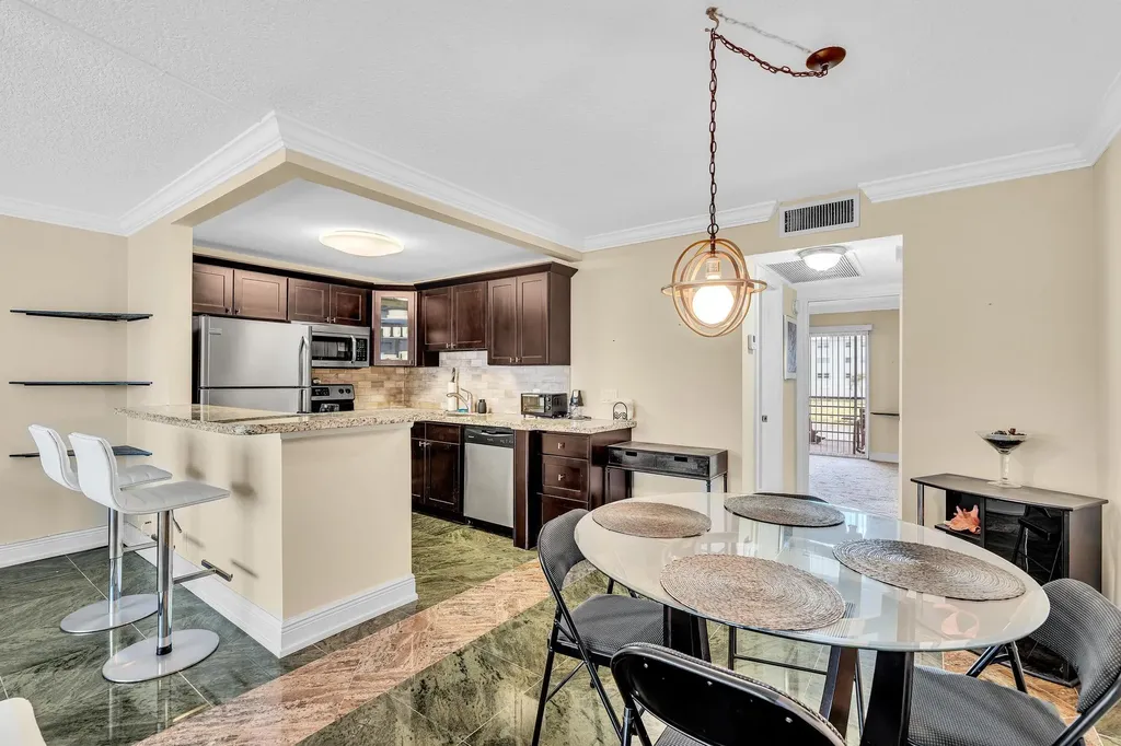 2123 Cambridge F Deerfield Beach FL 33442