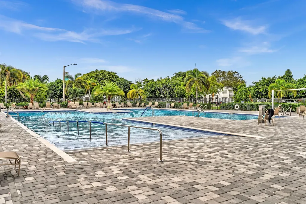2123 Cambridge F Deerfield Beach FL 33442