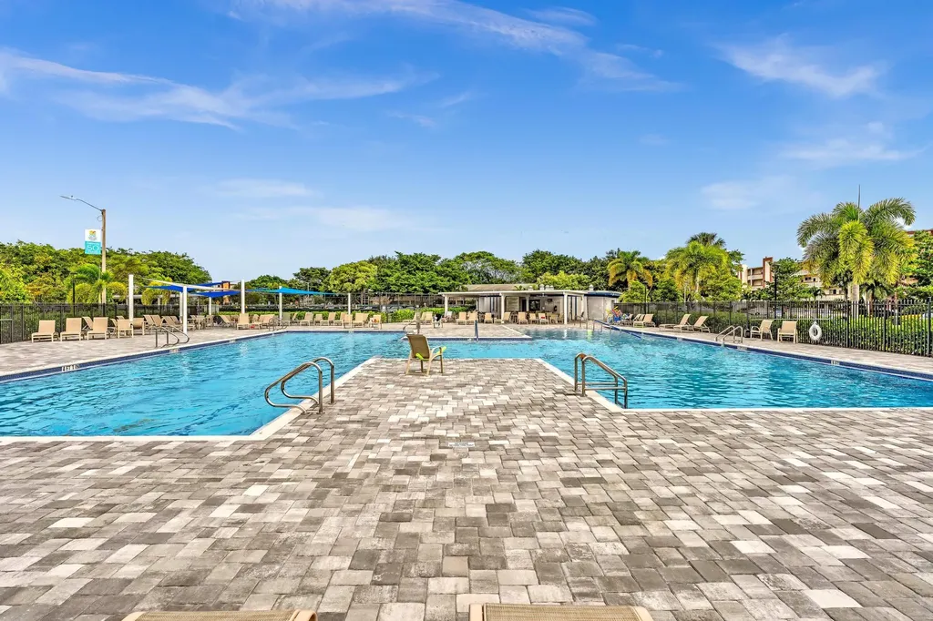 2123 Cambridge F Deerfield Beach FL 33442