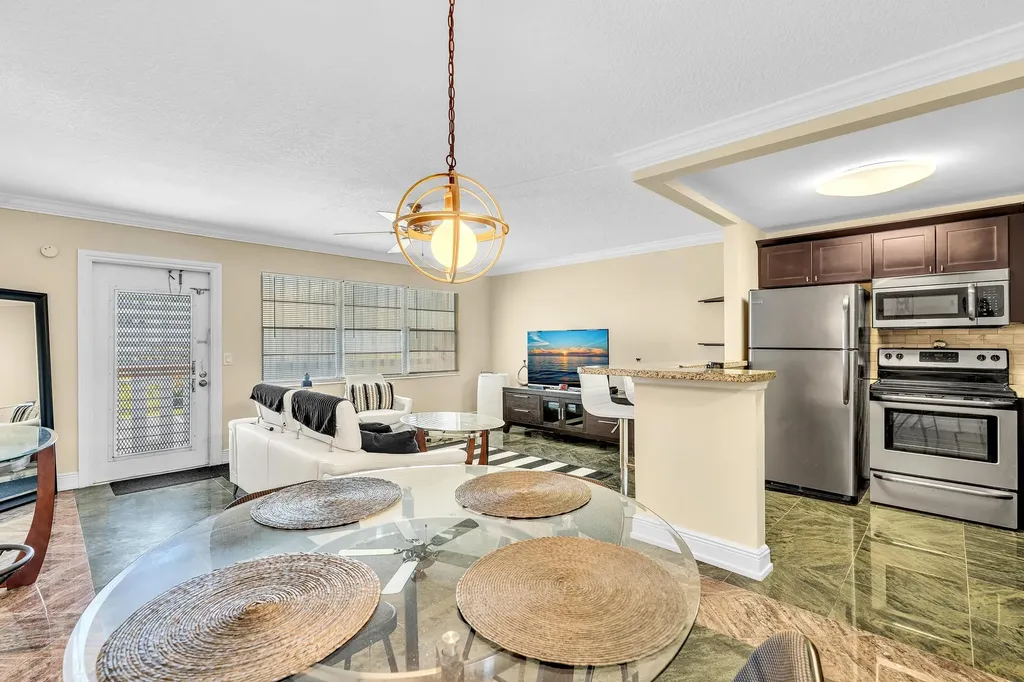 2123 Cambridge F Deerfield Beach FL 33442
