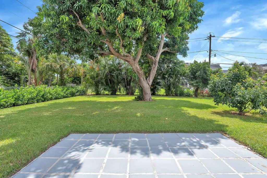 2001 Collier Avenue Lake Worth FL 33461