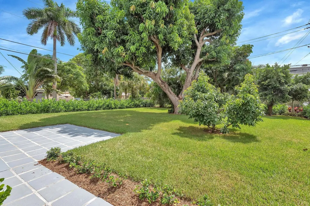 2001 Collier Avenue Lake Worth FL 33461