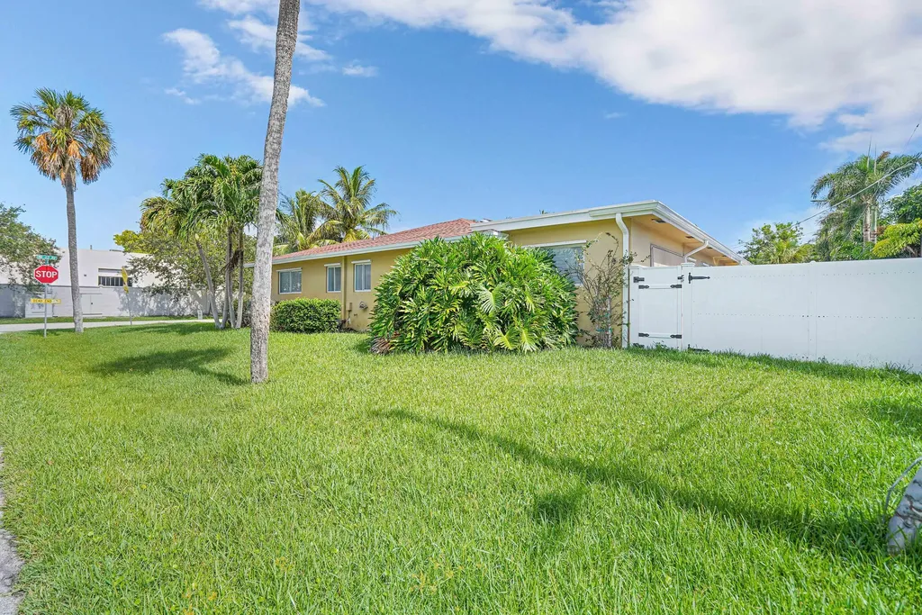 5100 NE 22nd Avenue Lighthouse Point FL 33064