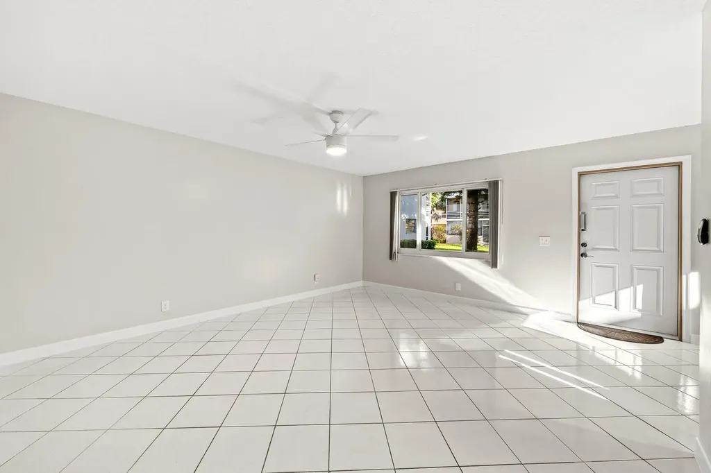 932 Flanders T Delray Beach FL 33484
