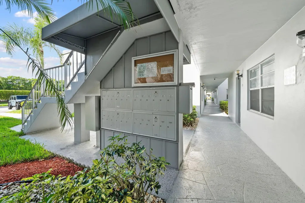 932 Flanders T Delray Beach FL 33484